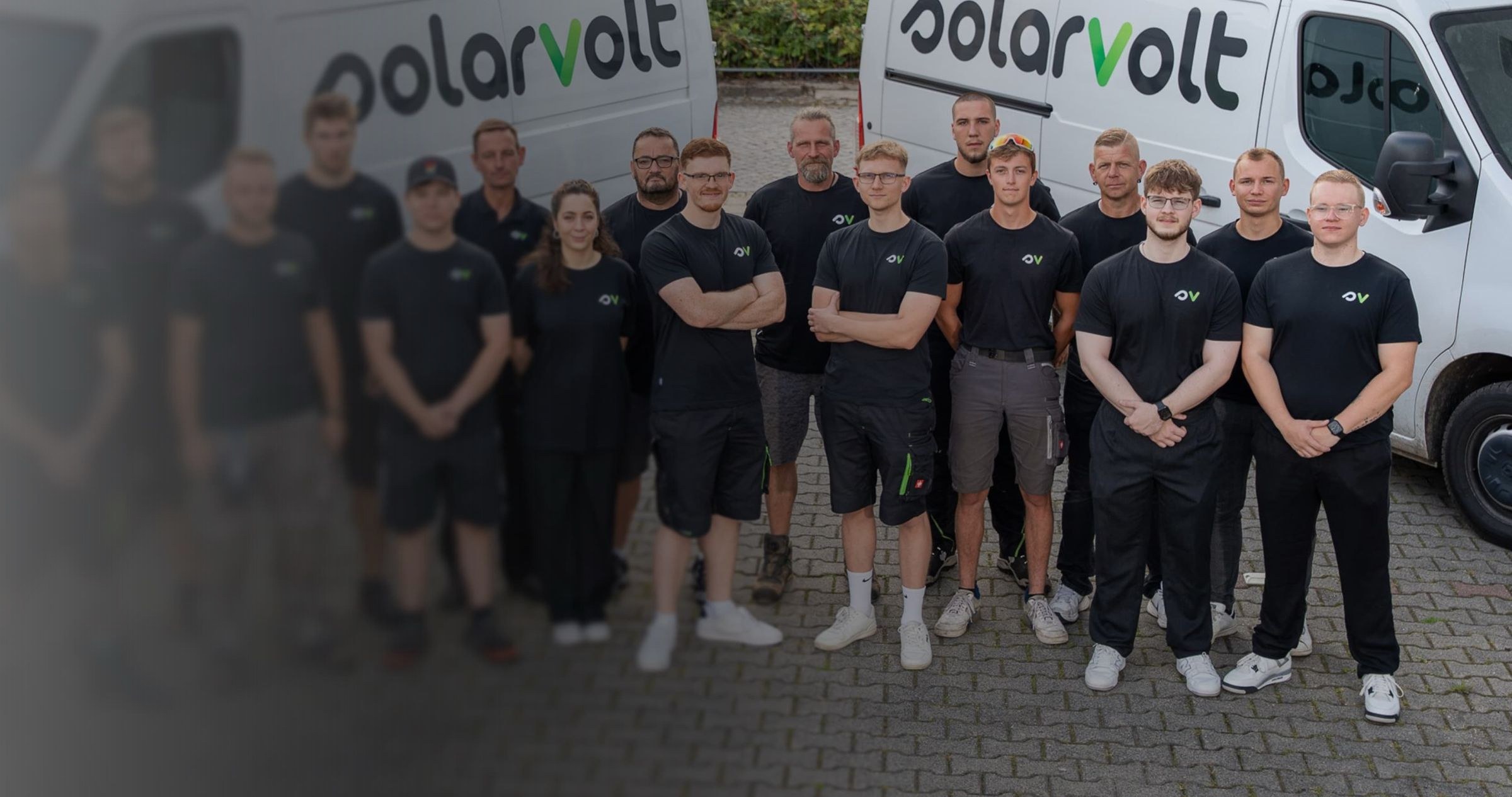 Das Team von solarvolt vor den Firmenfahrzeugen